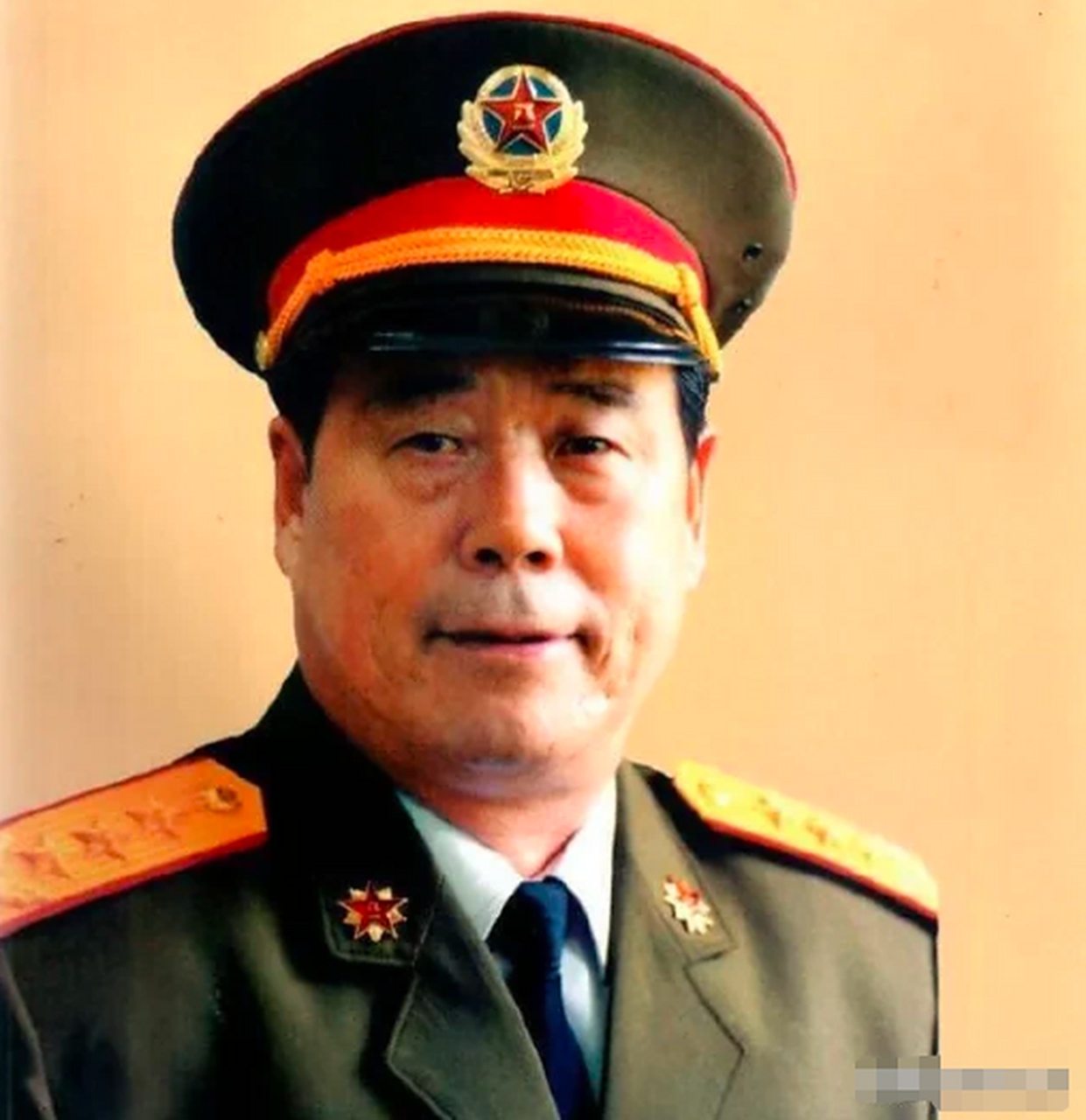 1986年,成都军区司令员傅全有将军,在老山前线视察期间,一张罕见的