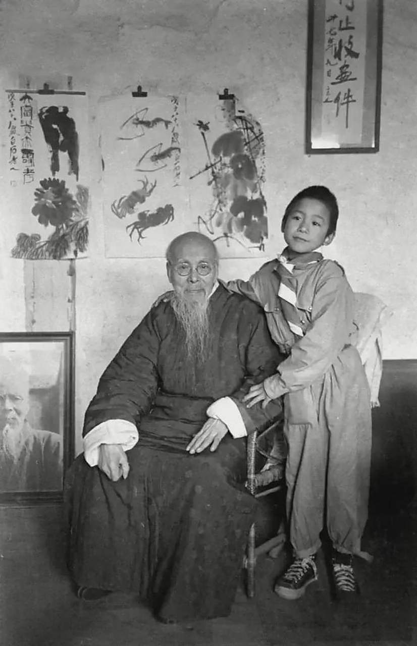 这张照片中,大画家齐白石和他的幼子齐良末一同被拍摄.
