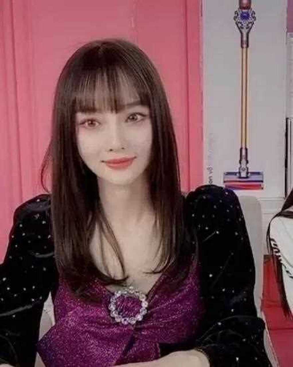 39岁的李小璐在抖音直播,3700万人观看,全程不敢看弹幕,尴尬不已