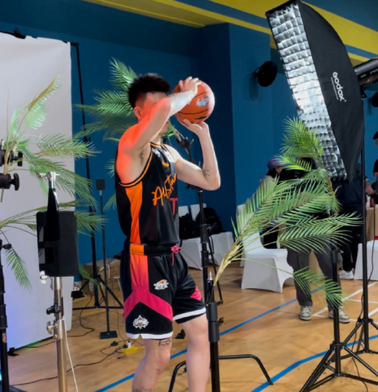 张镇麟拍摄定妆照模仿付豪投篮!