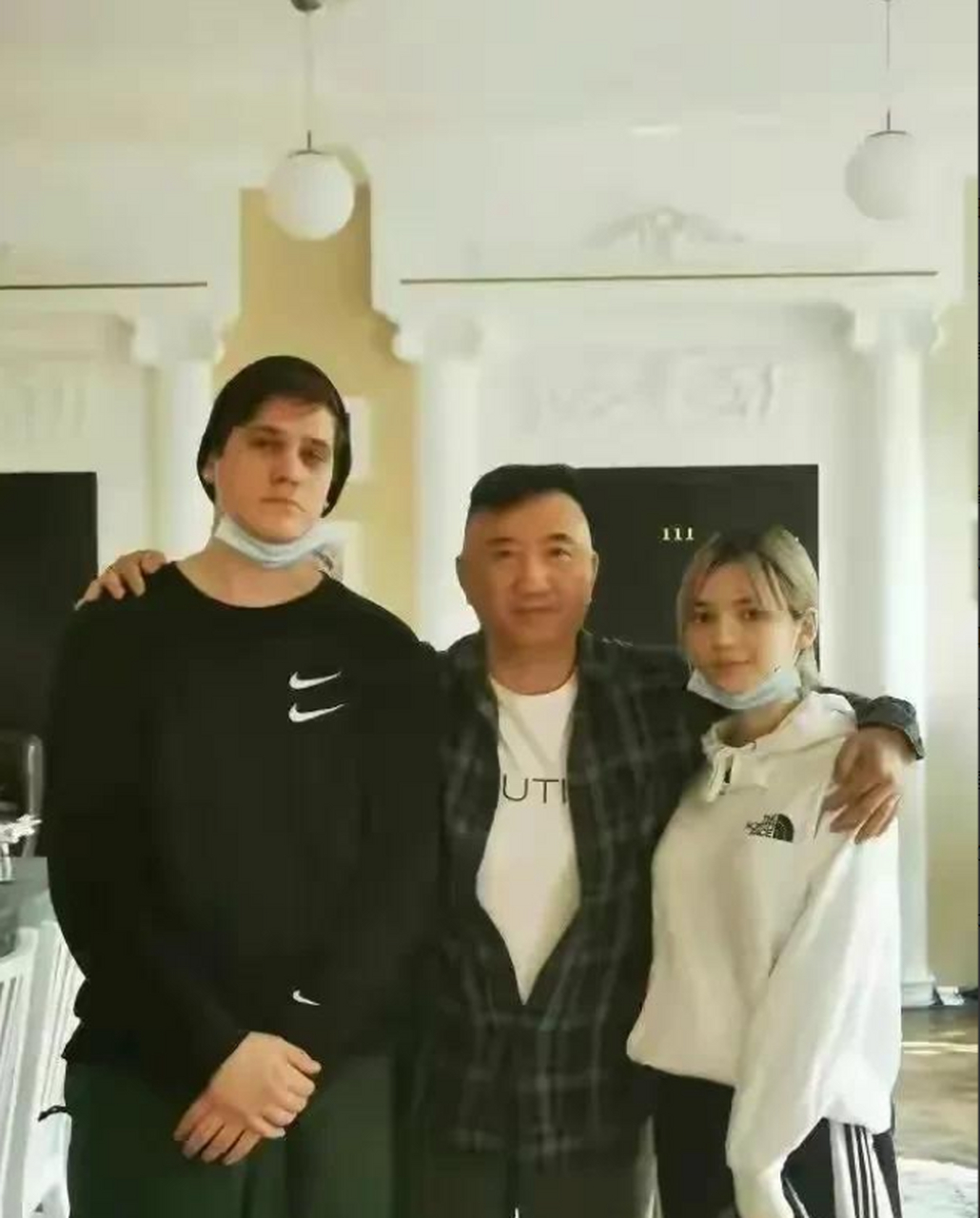 俄罗斯特种兵舍命救了卢宇光,为了报恩,他娶了恩人的老婆为妻.