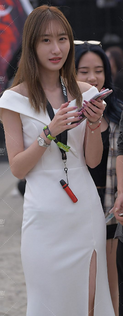 魔镜滚叔街拍:白色开叉长裙