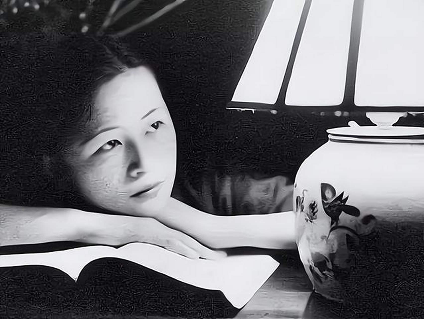 1990年,90岁高龄的凌叔华临终时说:"徐志摩写的爱林徽因的日记,我不会