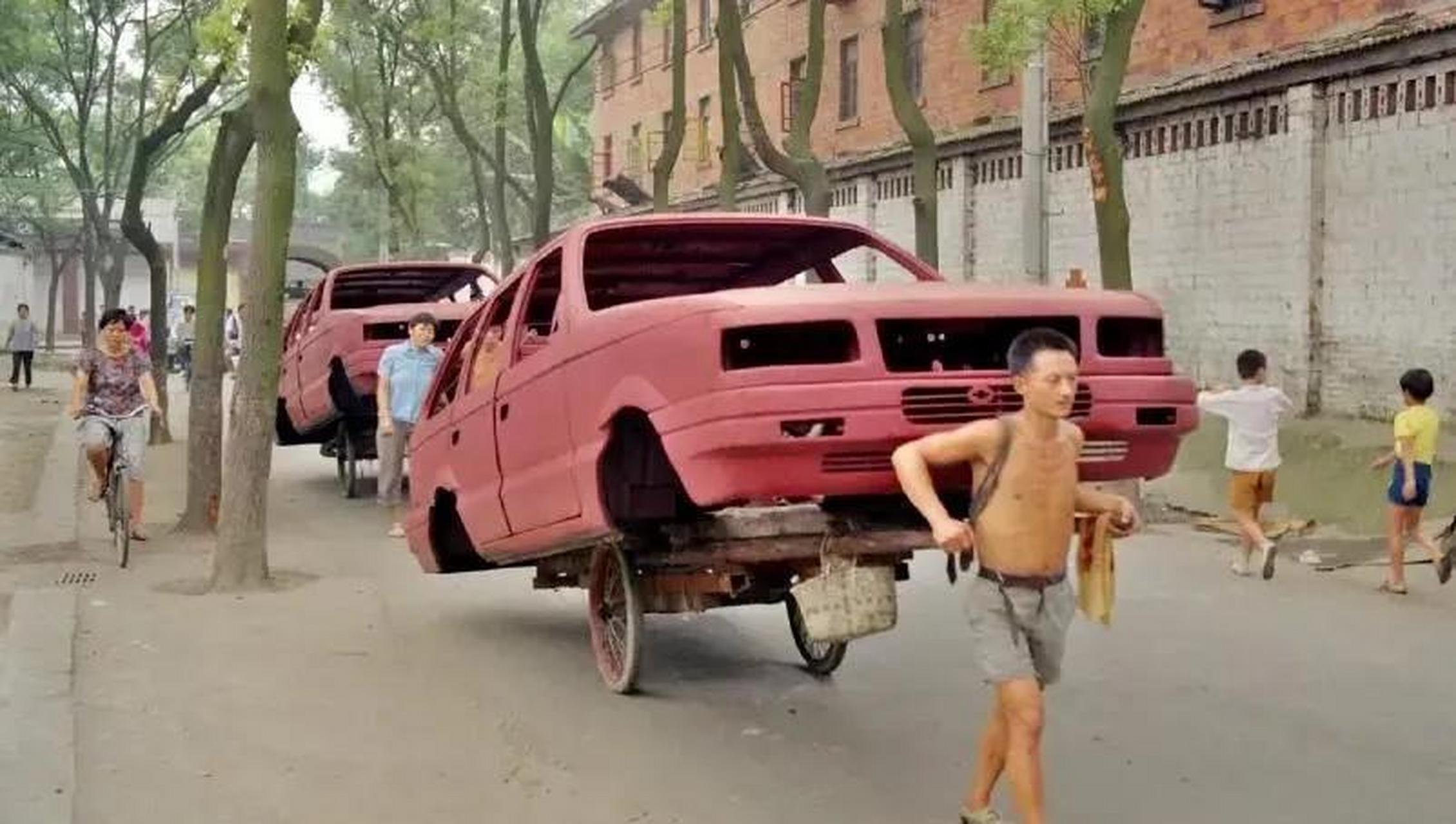 这张照片拍摄于1993年,成都街头,用架架车拉汽车的男子.
