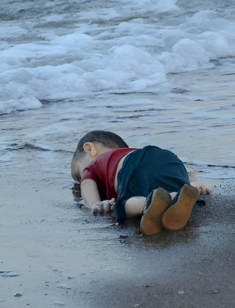 独自躺在海滩上!海浪拍打着他的脸!小男孩没了气息!