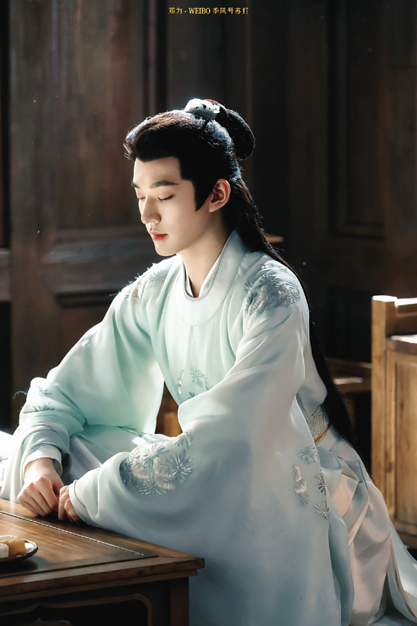 《长相思》是一部古装玄幻剧,讲述了涂山璟和小夭的爱情故事.