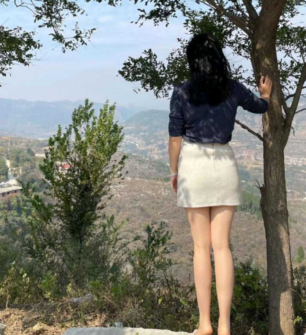 陪领导爬山才知道她压力很大,女强人背后也有脆弱的一面,看着她的背影