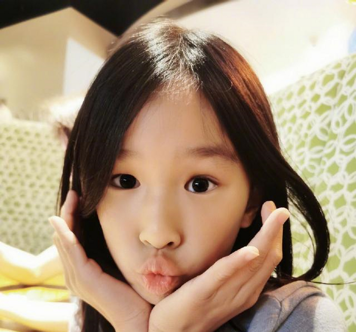 15日,张庭晒出了一段10岁女儿林家菱的一段视频,视频中林家菱正在啃