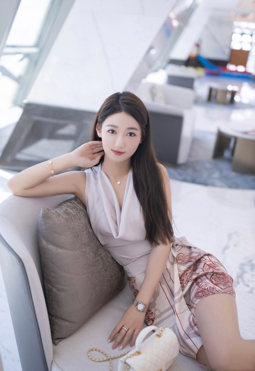 唐安琪,身姿高挑,宛如翩然起舞的精灵.