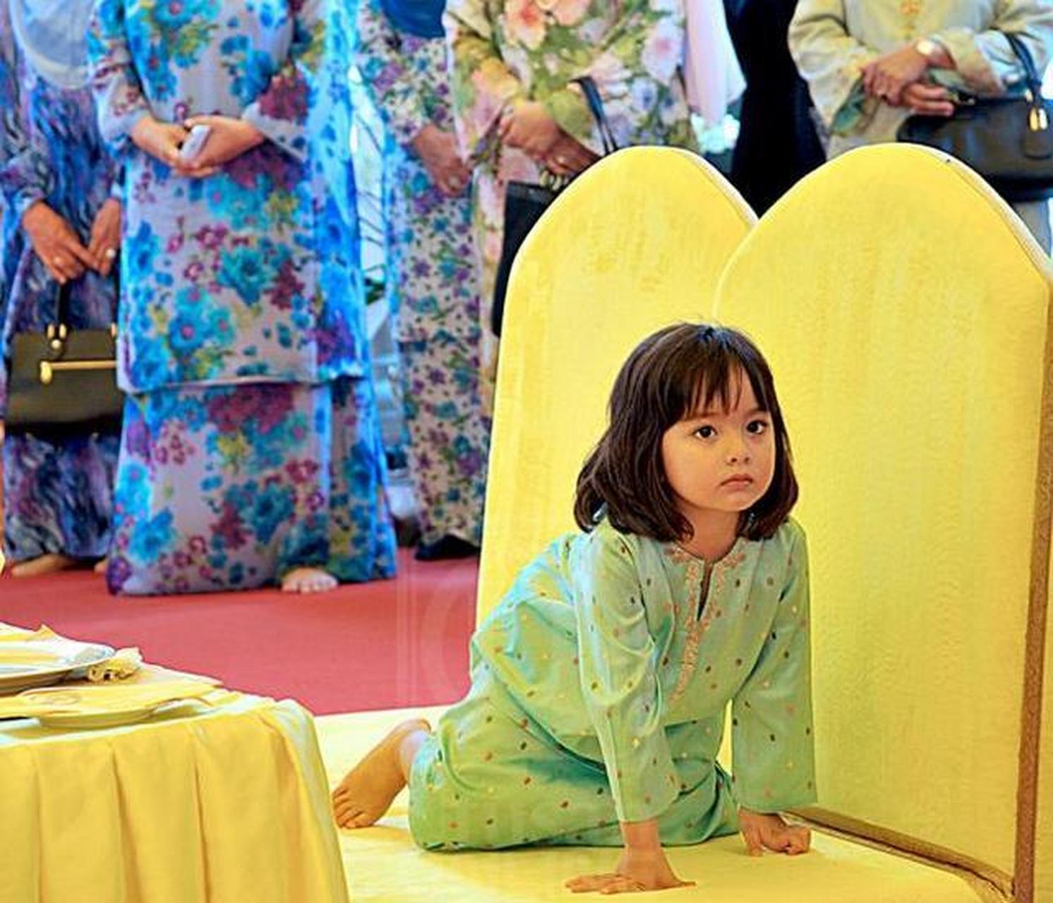 9岁马来西亚小公主超级萌,摆"臭脸"奶凶奶凶也好看,古灵精怪