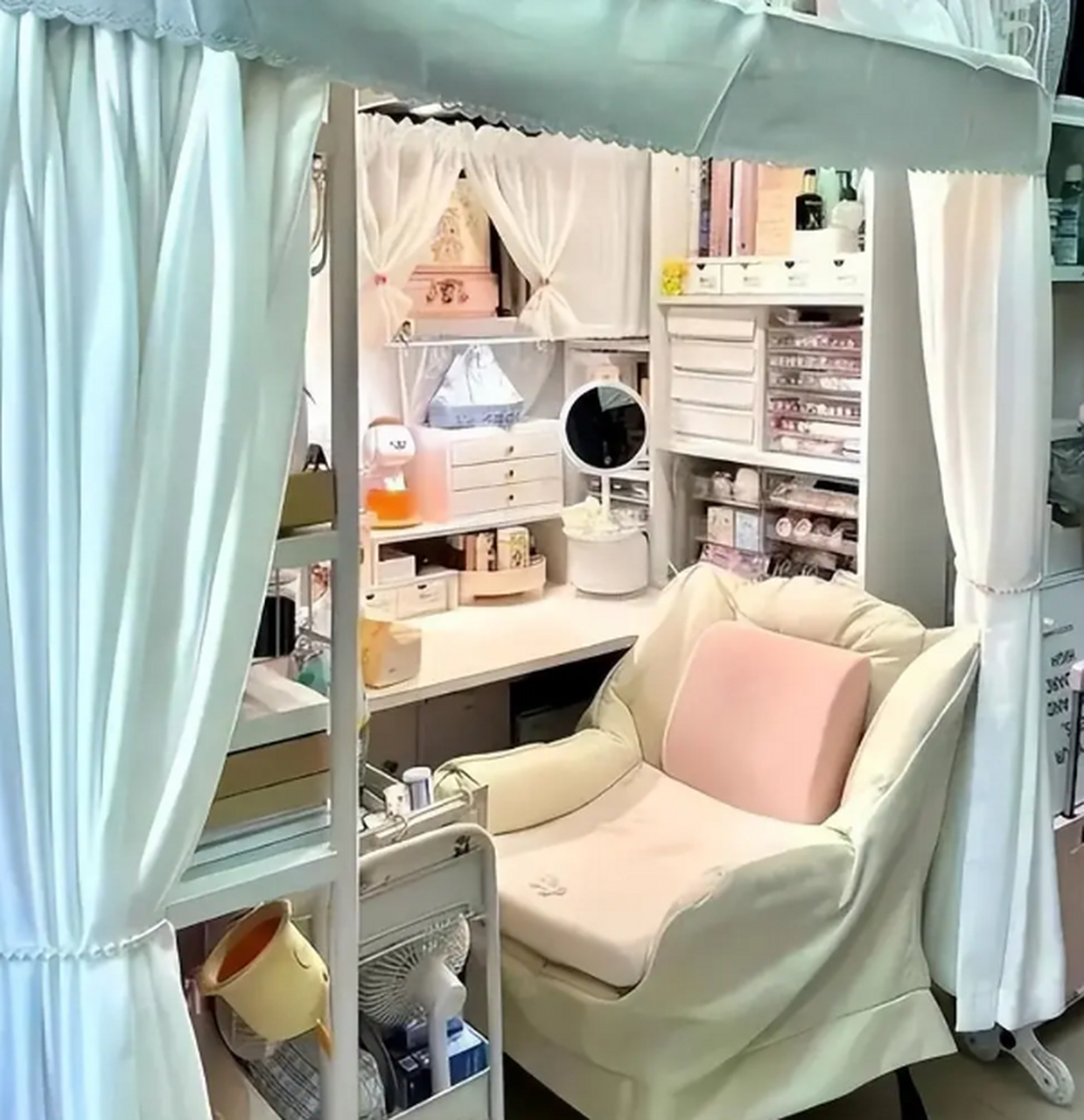 大学生的寝室照走红,同龄人羡慕家长愤怒 每所高校都有几间"神仙宿舍"