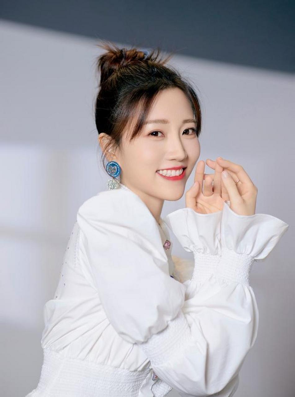 美女主持人张纯烨迷人写真欣赏,很好看