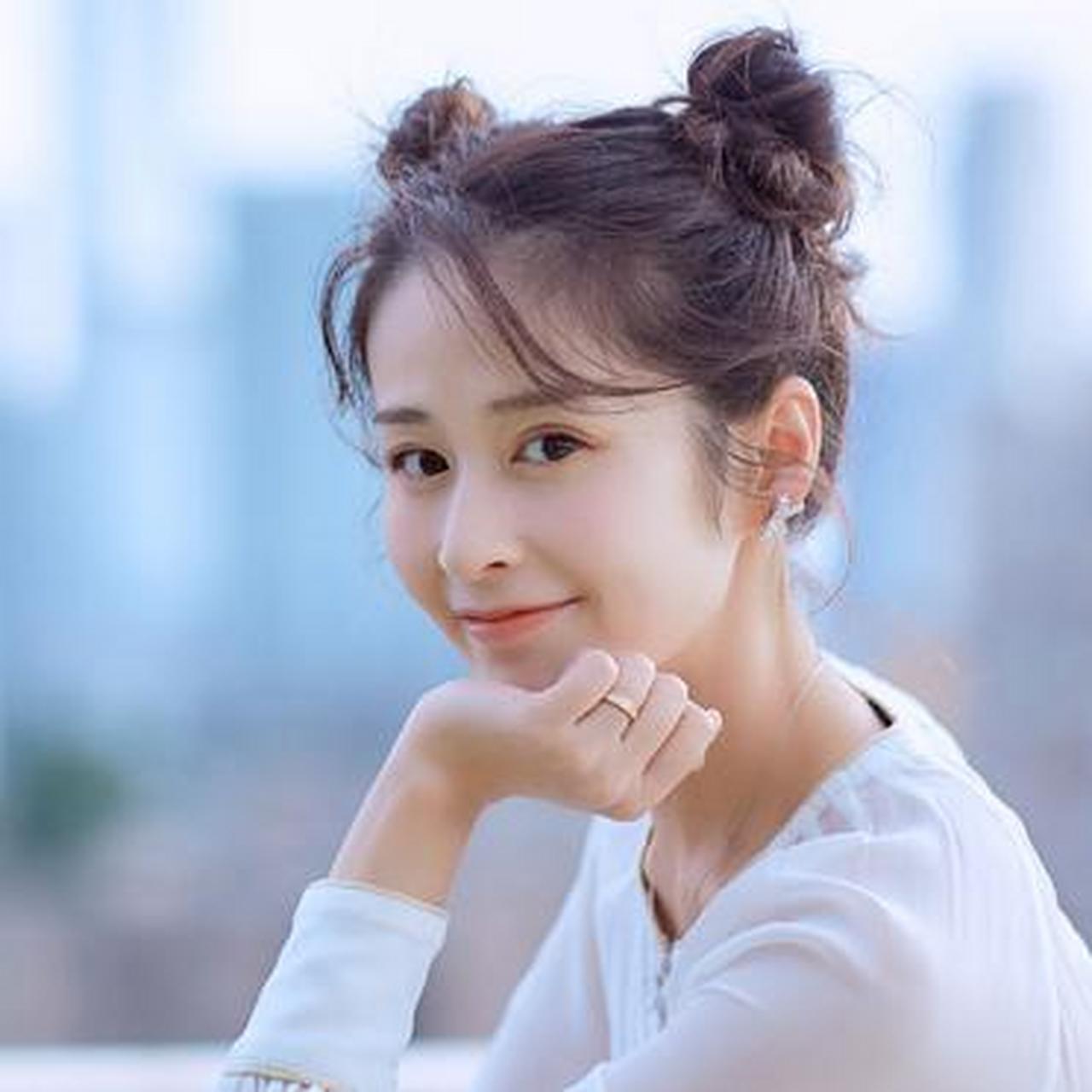 33岁颖儿"扮嫩"有妙招,扎双丸子头穿白色雪纺衫,俏皮减龄又养眼,清纯