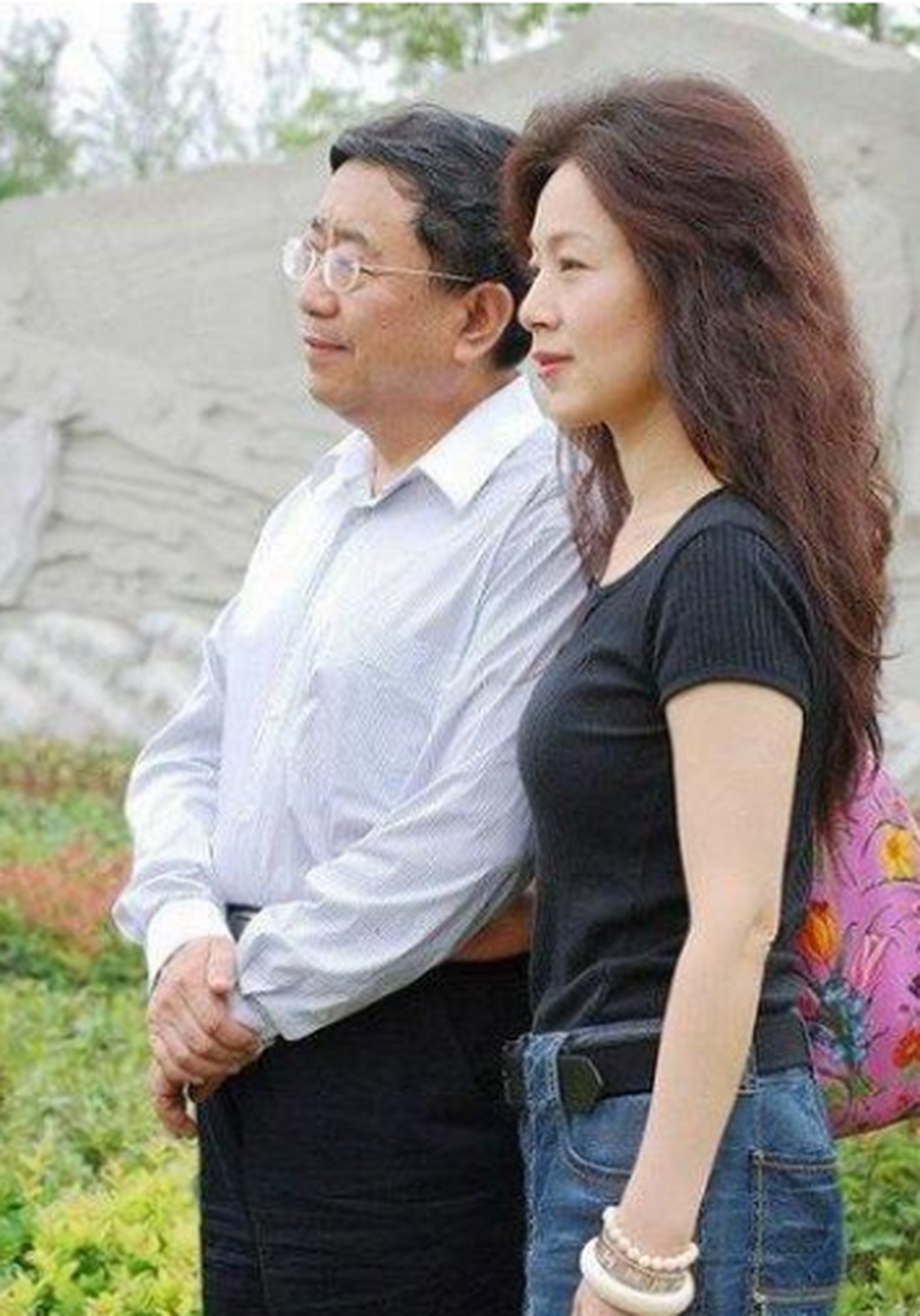 余秋雨读中学的时候,一心迷恋绘画,也达到了一定水平,不少老师把他的