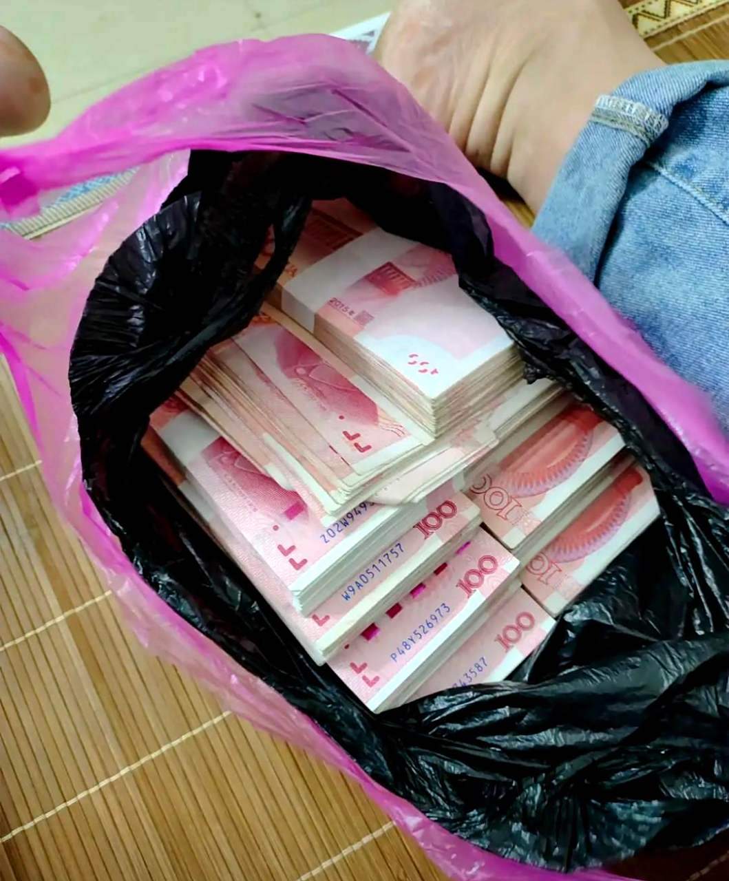 我钟爱现金,领回10万现金后将其放在被子里,晚上抱着它入眠,感受钞票