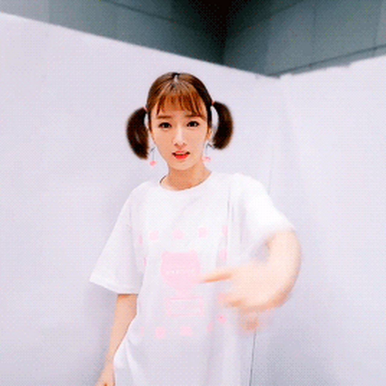 尹普美水中轻盈优美的舞姿实在太诱惑人啦,加上综艺感十足的反差萌,没