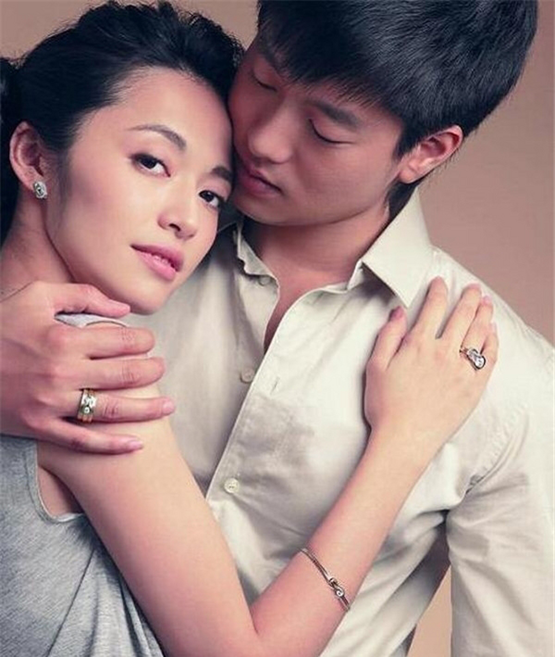 婚姻里的故事#  #娱乐# #时尚# 姚晨现在活的洒脱自在,不知当初的