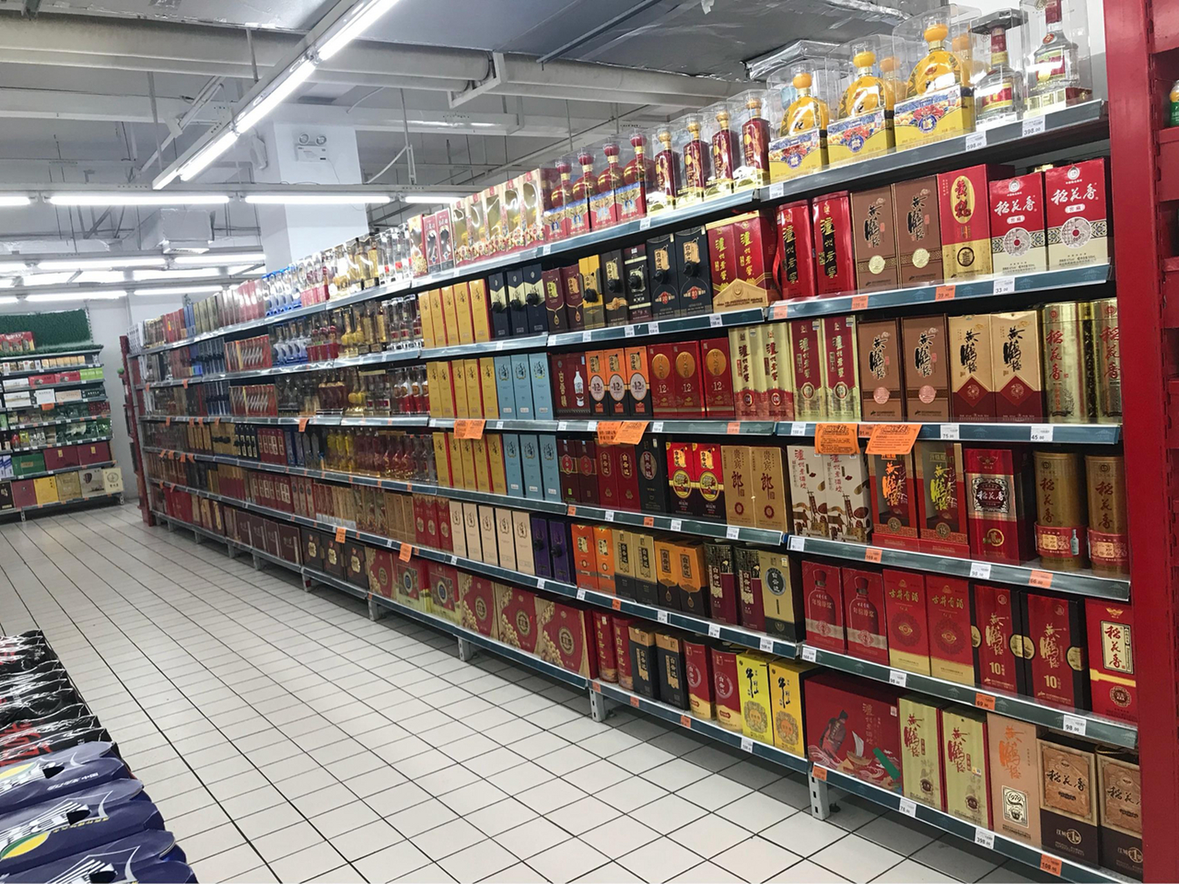 现在才知道,超市的白酒货架竟然藏着"猫腻",就算天天逛超市,也未必会