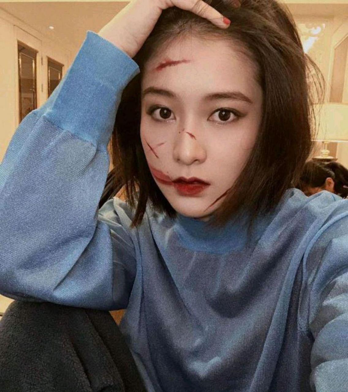 网友:  张雪迎万圣节伤痕妆教程,看着还挺简单的,万圣节就来一套张雪