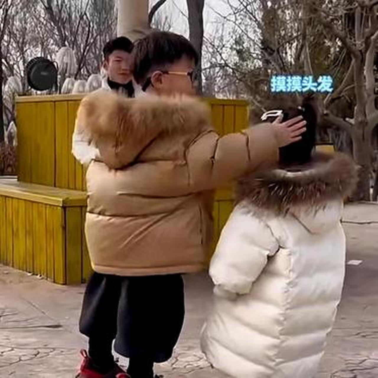 小女孩在公园玩耍,陌生小哥哥一上来就摸摸头,拉拉手,下一秒直接就亲