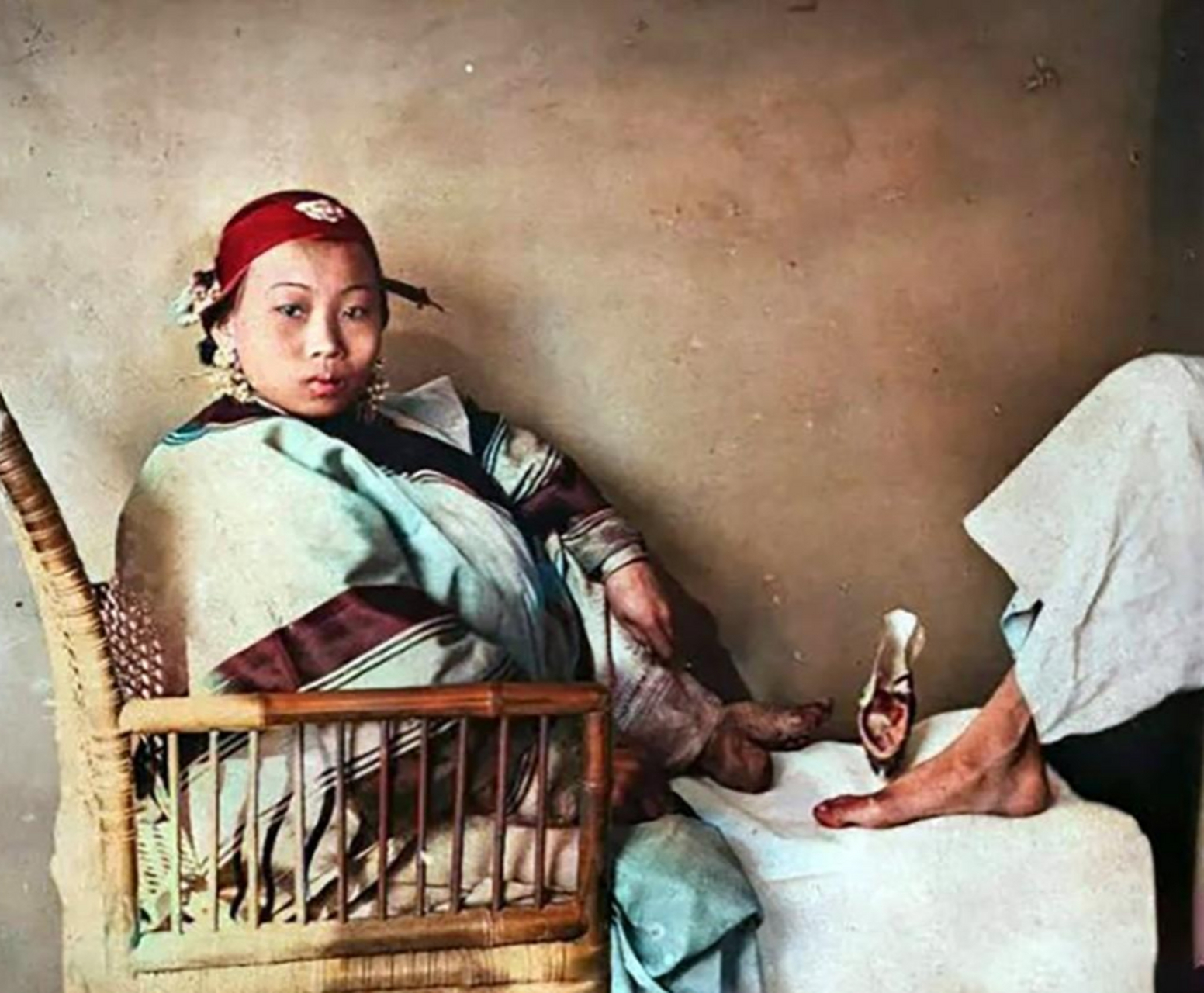 清末彩色老照片:这是一张拍摄于1870年的照片,照片中一位小脚女子正光