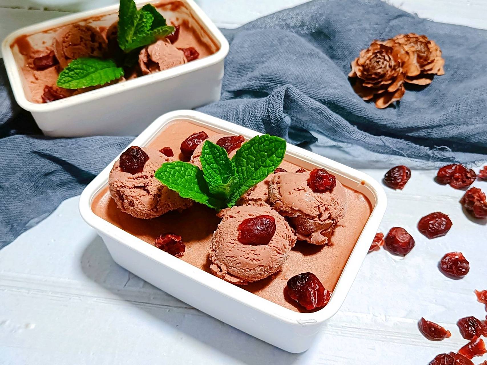 蔓越莓巧克力冰淇淋球  蔓越莓主要产于北美,颜色鲜艳,被誉为"北美红