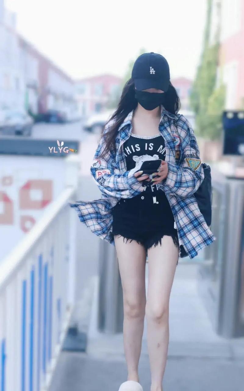 王艺瑾 ,下班实拍图,小白腿亮了 #娱乐