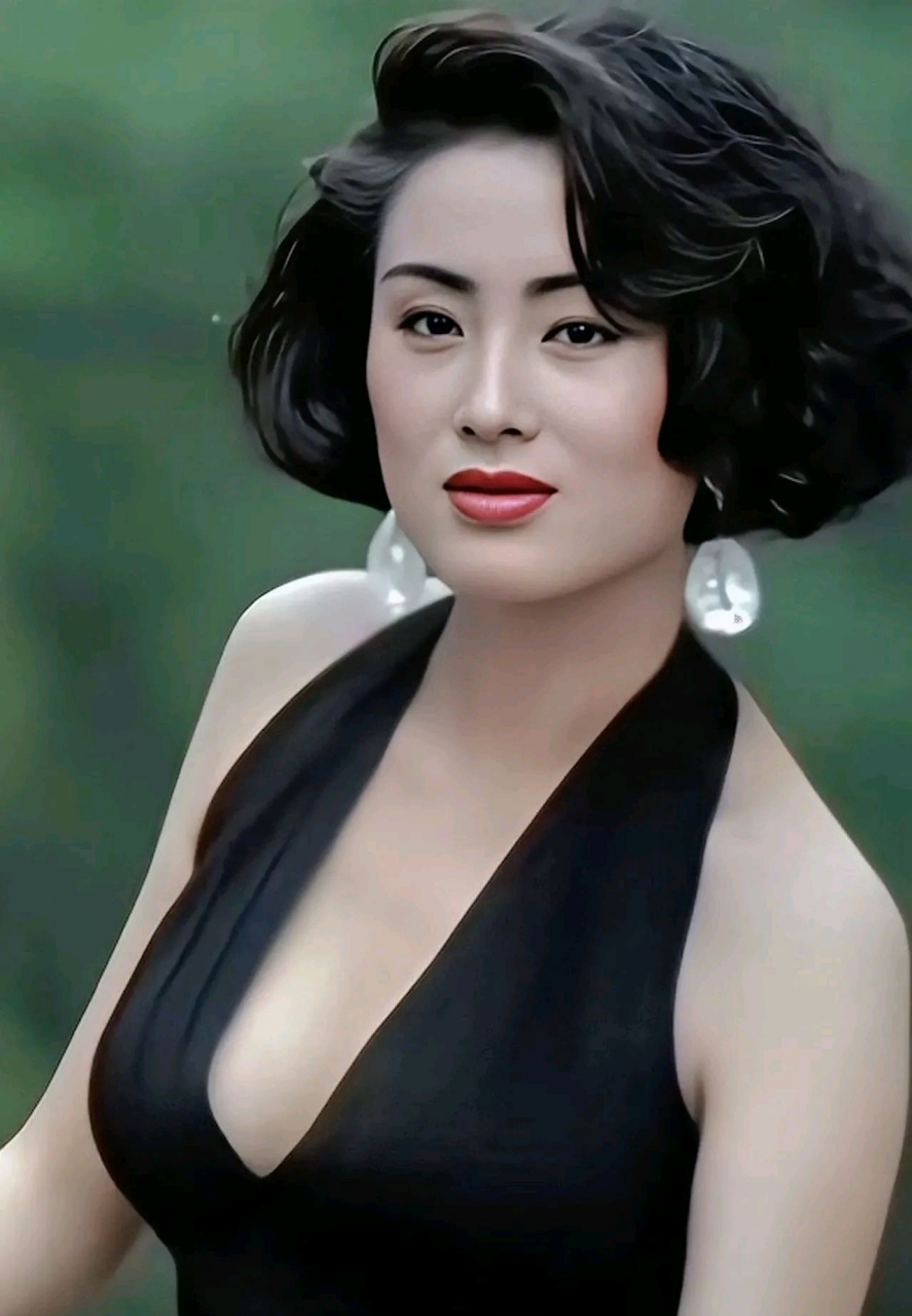 张敏年轻时的美貌,是一种不同于传统女性柔美的帅气美感