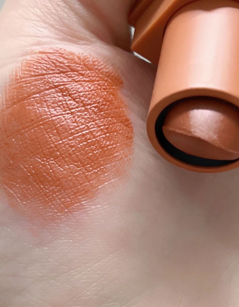 3ce哑光口红220,正宗的南瓜色,很难不喜欢~     我的嘴唇有非常积极