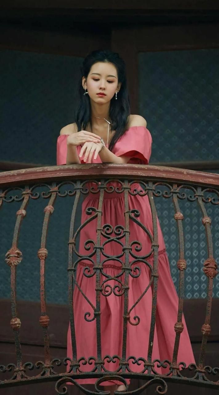 陈都灵,中国内地女演员,因出演电影《左耳》中的短发女孩"朵儿"一角