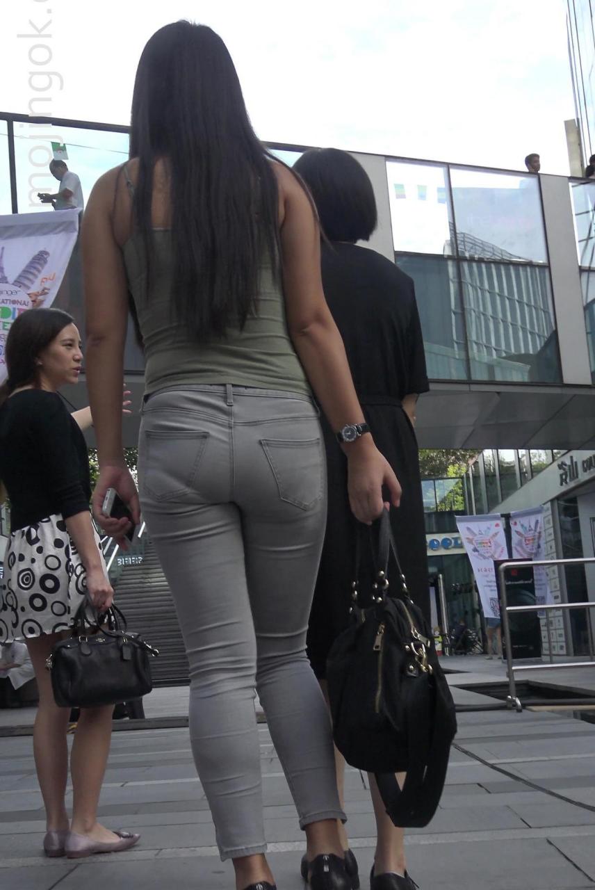 街拍曲眉丰颊的肥臀美女