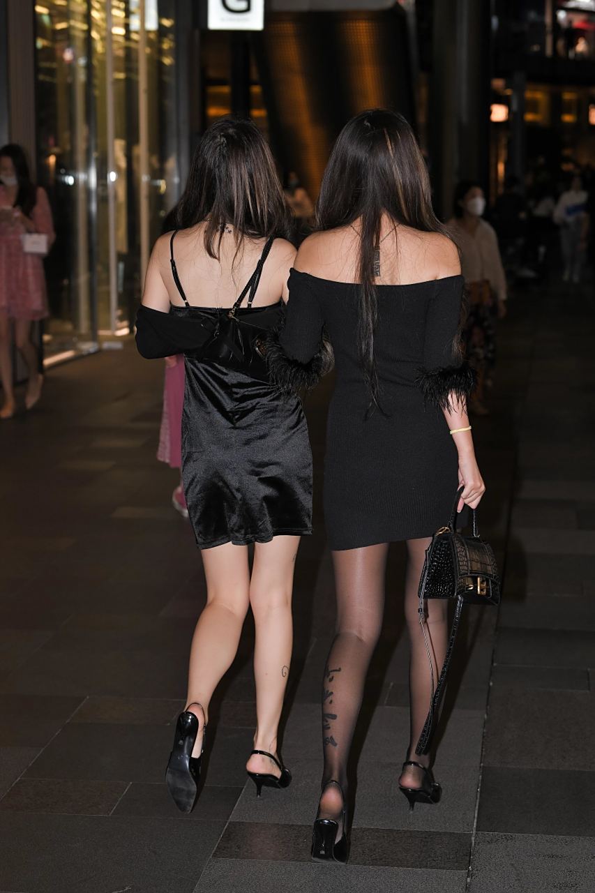 黑裙黑丝小姐姐