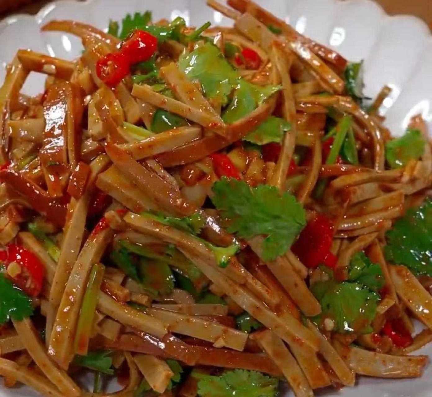 [鼓掌] 食材:鸡蛋干,小米辣,蒜,香菜[不高兴] 做法: 1,买来的鸡蛋干先