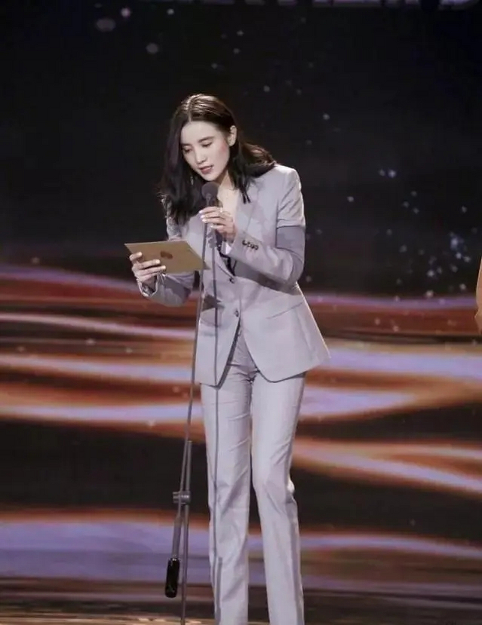 45岁海清同框42岁宋佳,仅差3岁状态不同,一个女总裁一个女青年.