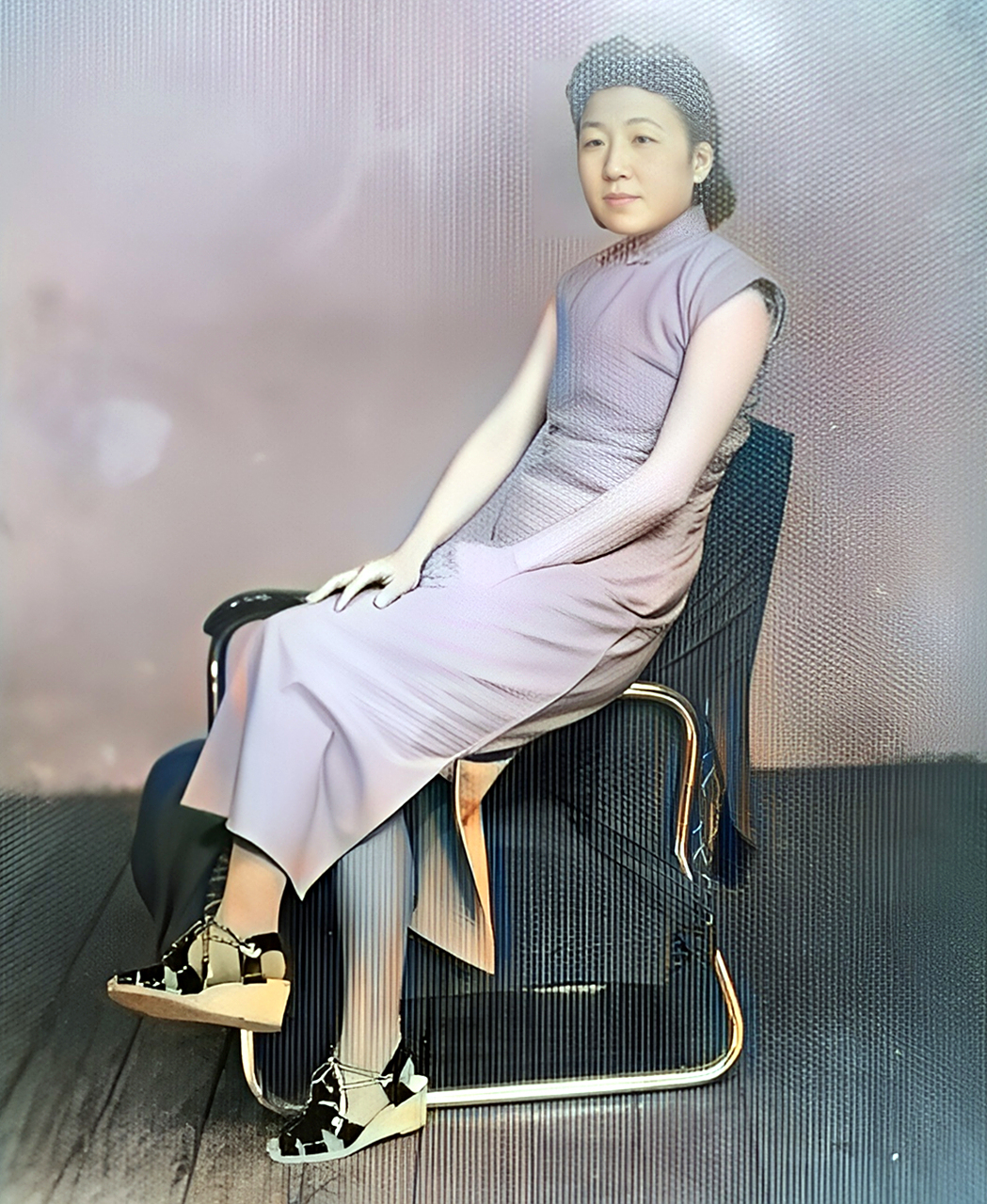 民国,一位面相极好的贵妇人来到照相馆拍照.