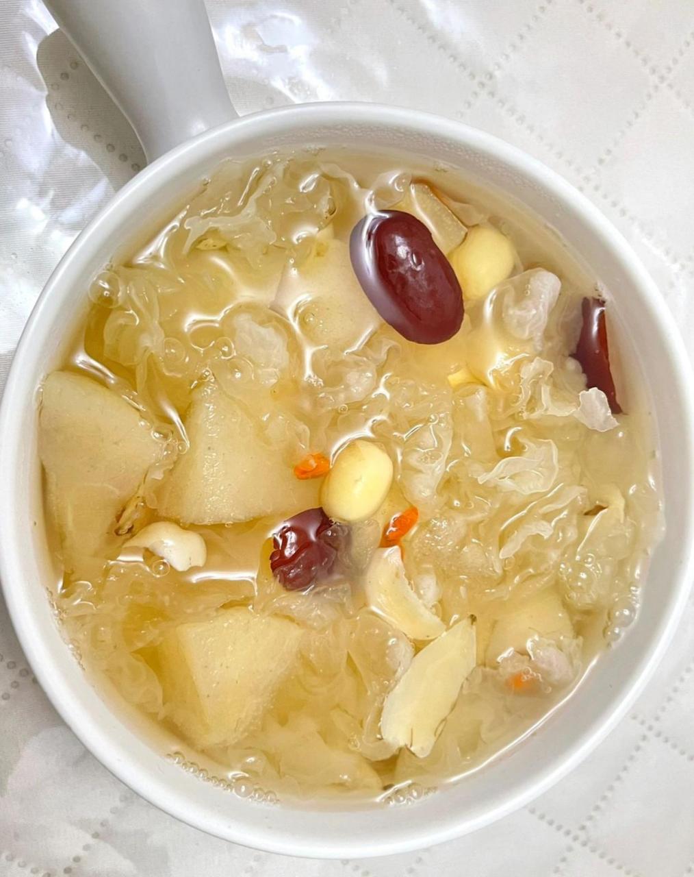 止咳化痰,滋阴润肺冰糖银耳雪梨糖水|||95最近天气容易感冒咳嗽特意