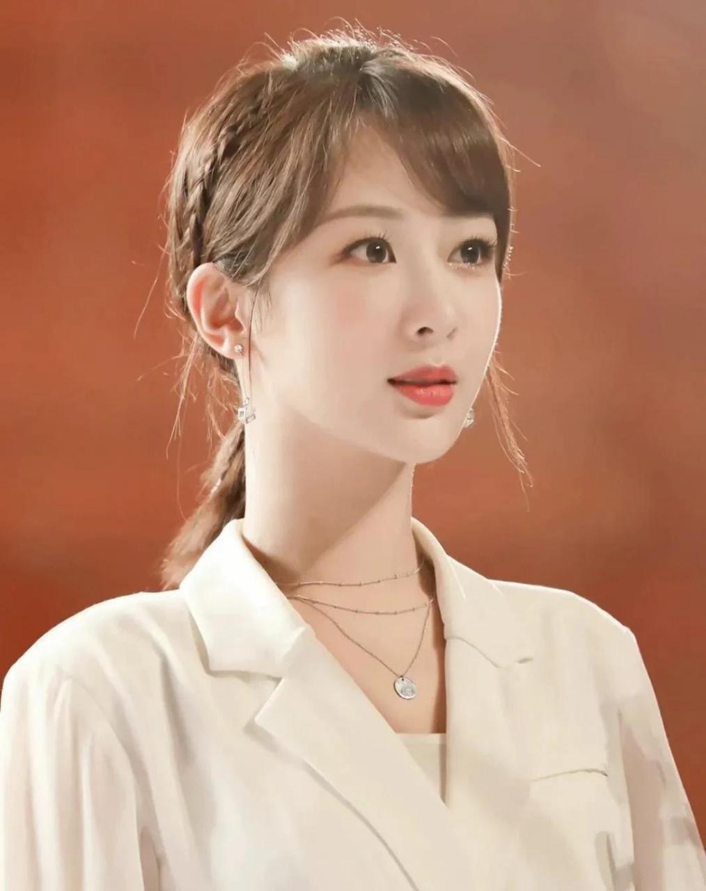 杨紫,郭麒麟版《还珠格格》近日已经杀青,媒体爆出部分演员表:杨紫