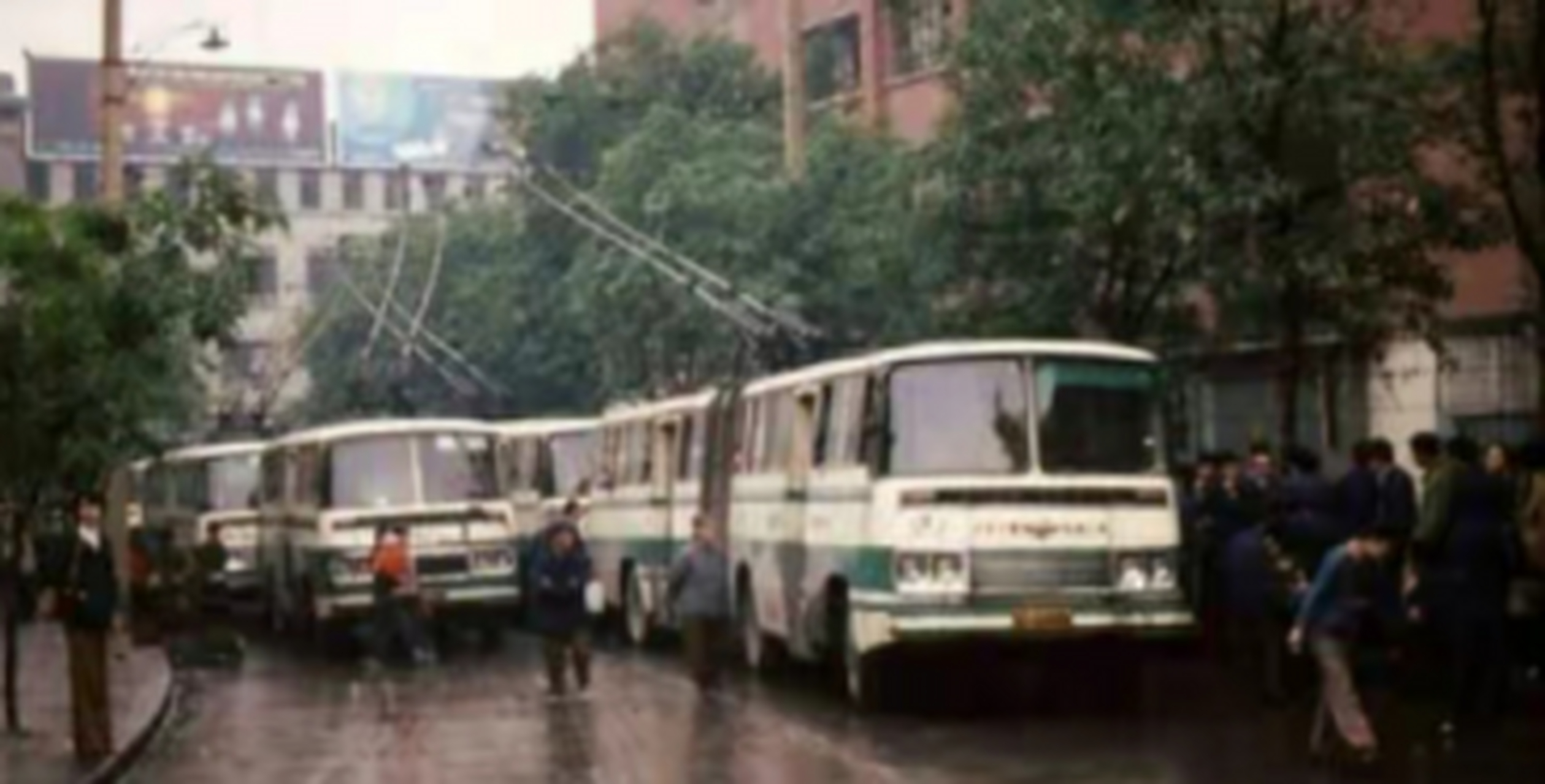 上世纪80,90年代重庆街头的无轨电车.