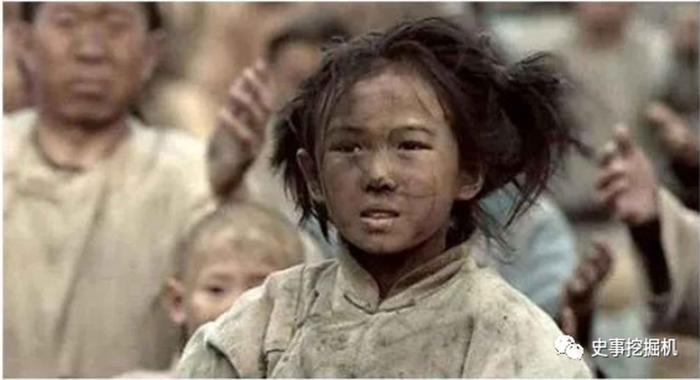 在这种情况下,便出现了"卖儿鬻女"的画面,那些父母为了活下去,狠心