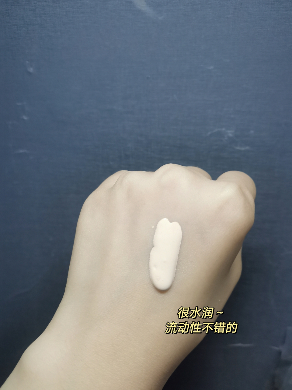 花蔓仙粉底液很轻薄很水润,感觉挺适合干皮,上脸薄薄一层妆感比较弱