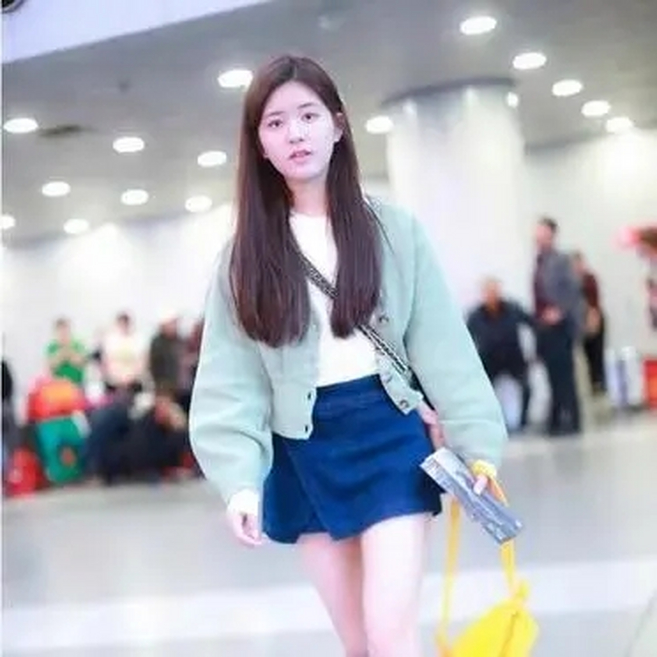 赵露思穿牛仔短裤,白嫩而又纤细的美腿,成为大多数女孩儿的最爱