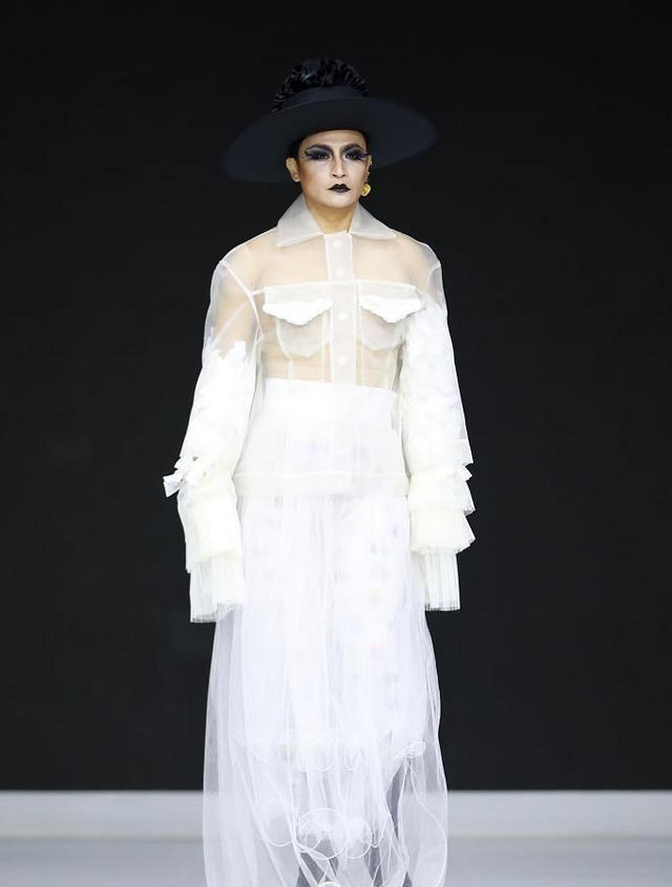 陈志朋时装周放飞自我,穿50cm"高跷"好霸气,辣眼造型被热议?