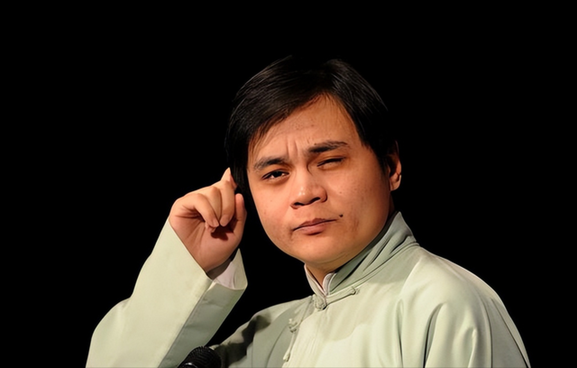 相声演员高峰:寻找丢失的十六块钱 高峰收拾衣柜,预感衣服里面有钱,果