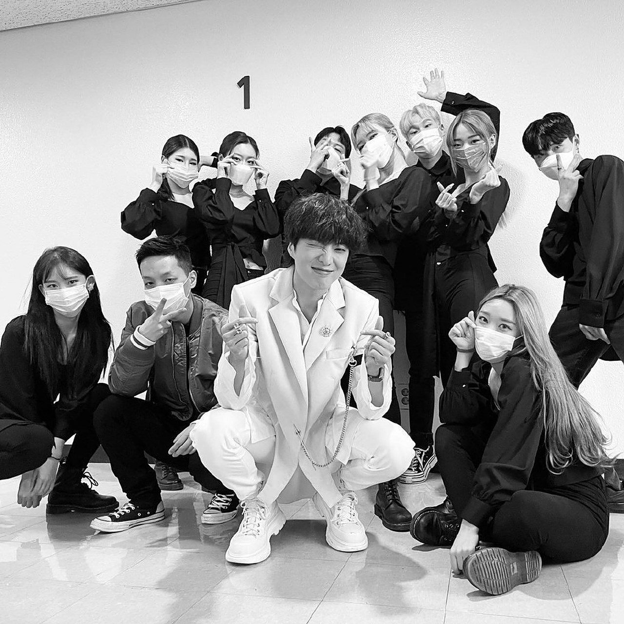 韩国明星# 姜老师与yg的伴舞们,真欢乐![偷笑][偷笑]