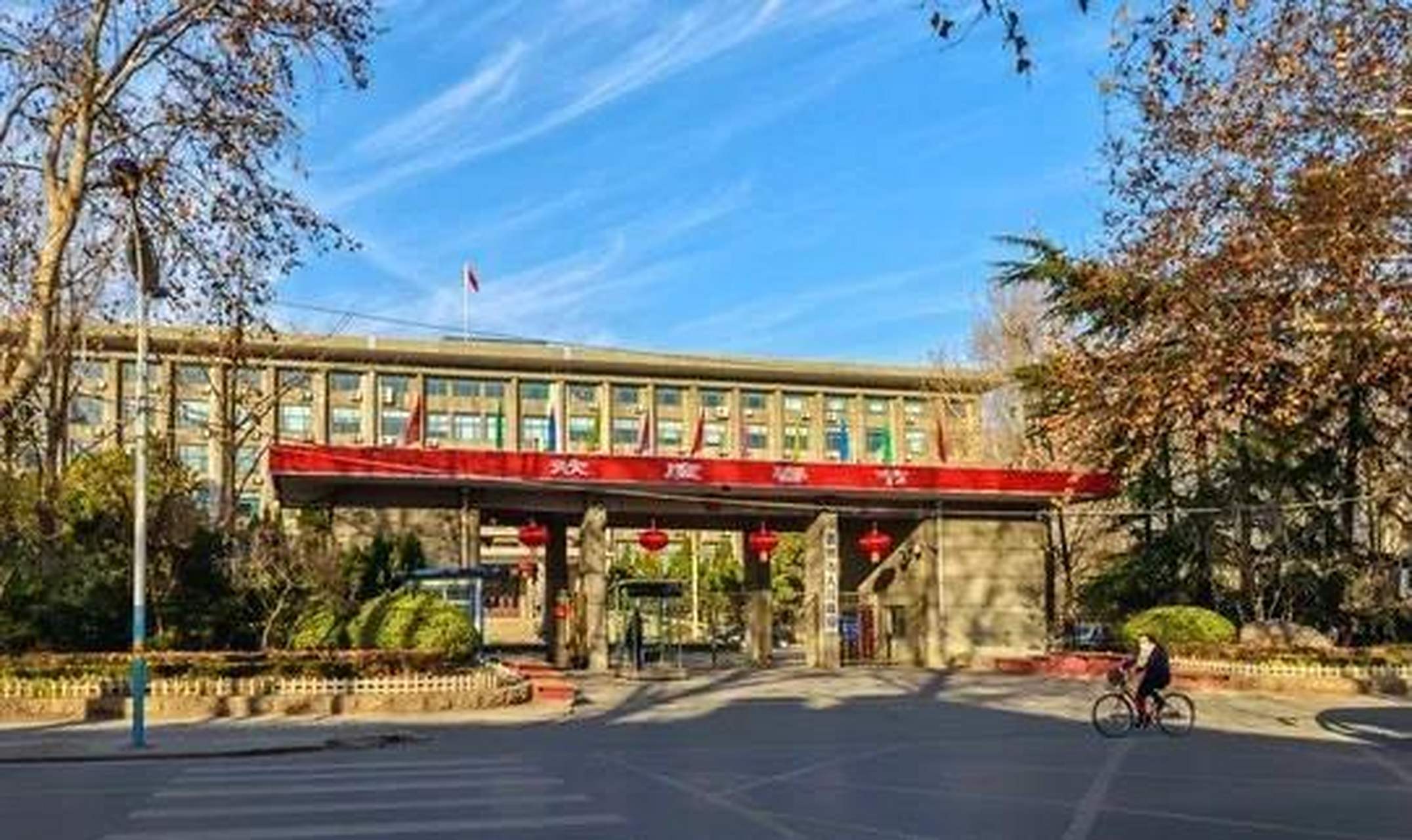 淄博市委和市政府的办公楼相对于全国其他各地市的政府办公楼来看