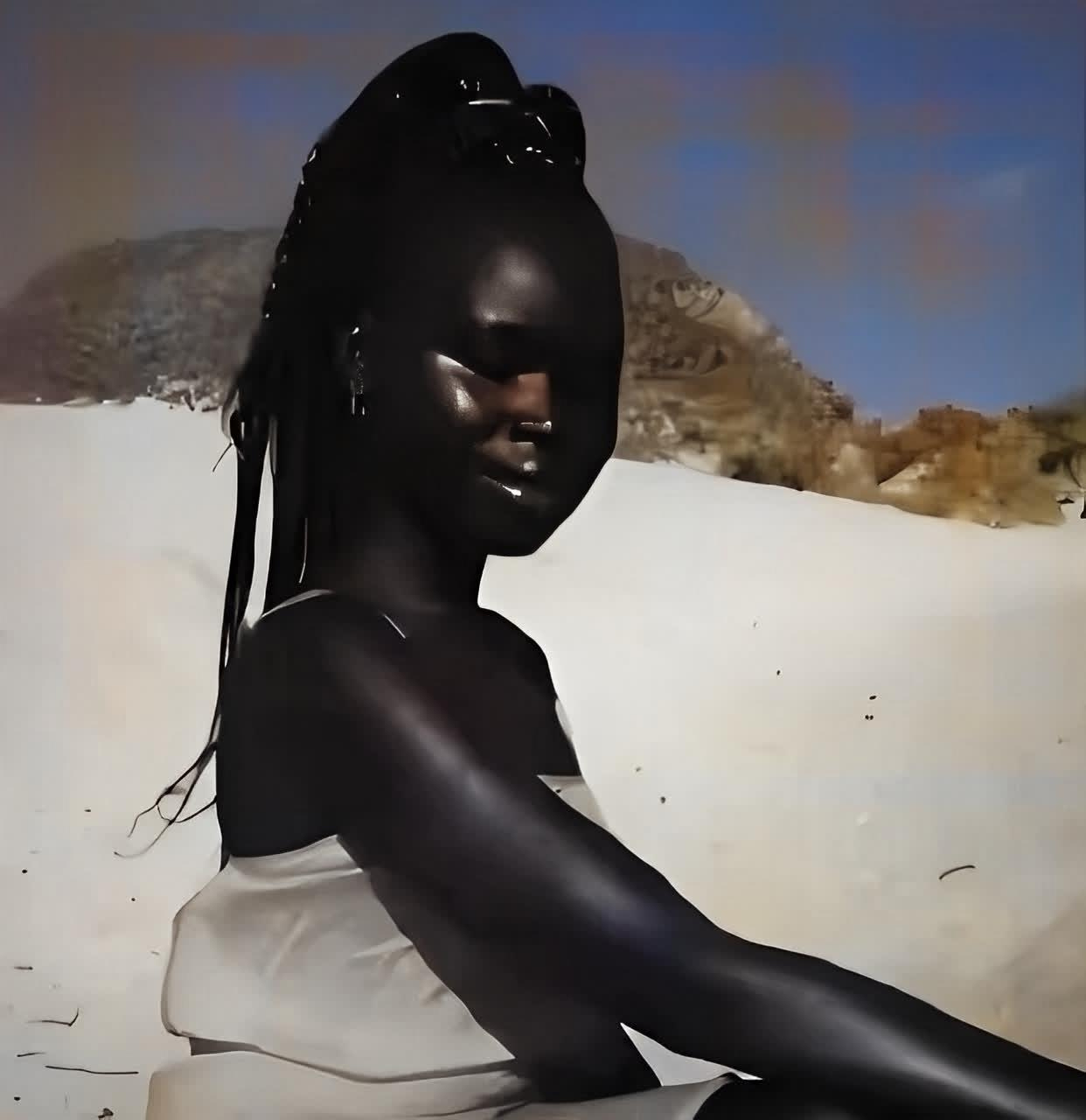 她从小就这么黑.长大后,她随父母移居美国.