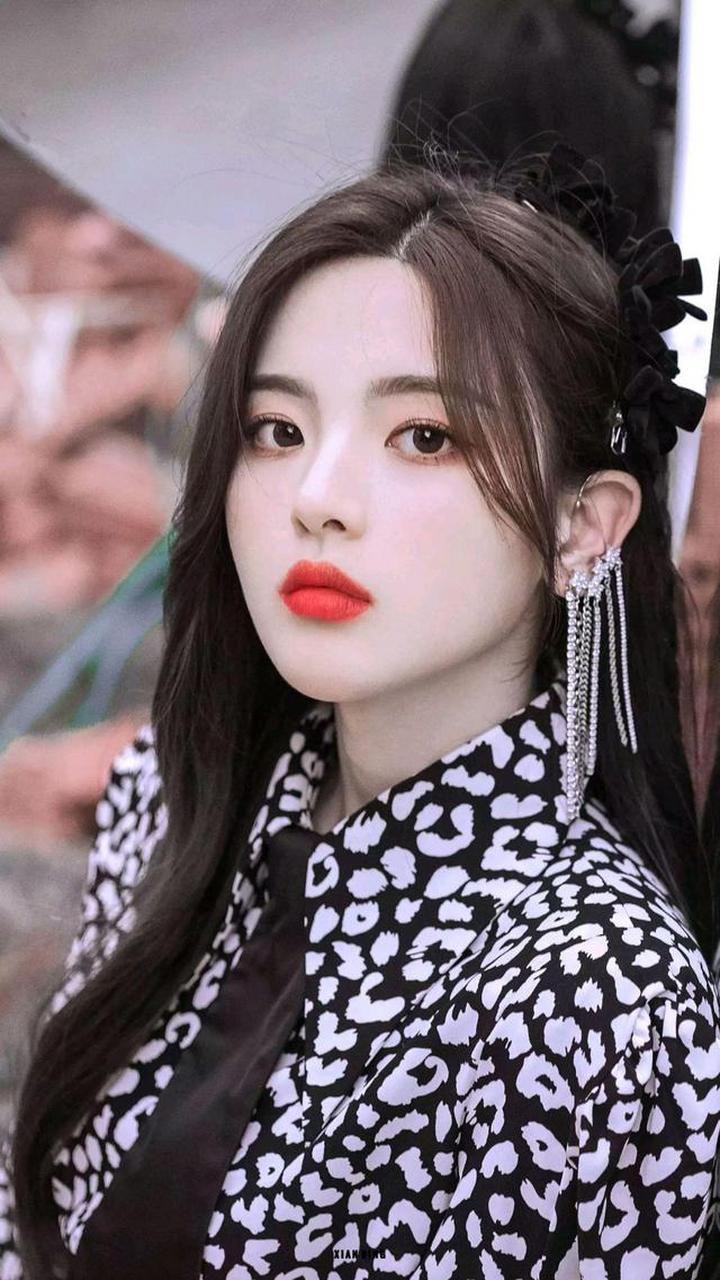 杨超越气质清纯,波浪卷发清纯不失妩媚