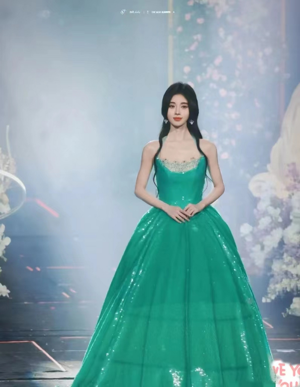 鞠婧祎丝芭十周年演唱会,一袭绿裙压轴出场,高贵优雅的公主,好美啊