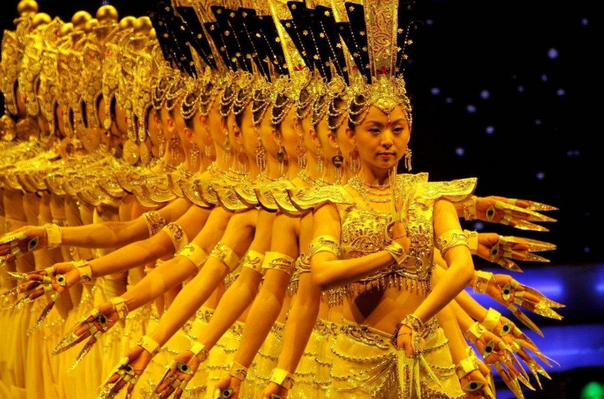 "千手观音"邰丽华:春晚爆红后走出国门,背后的心酸你想象不到