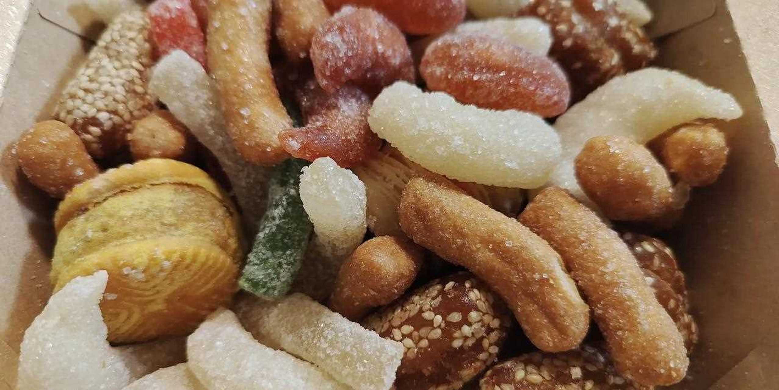 花了8买了一盒糖果子给孩子们吃,六六说妈妈你小时候吃的这么好啊.